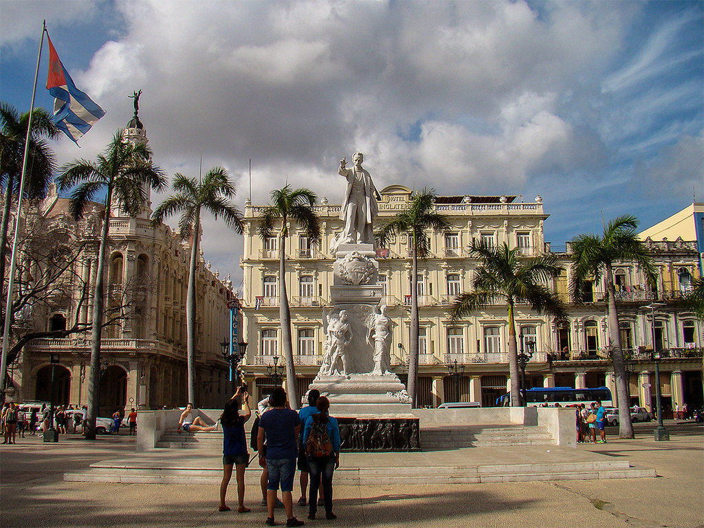 El Parque Central, donde toda La Habana parece ocurrir a la vez