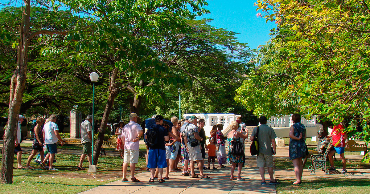 Turistas ante la estatua de Lennon