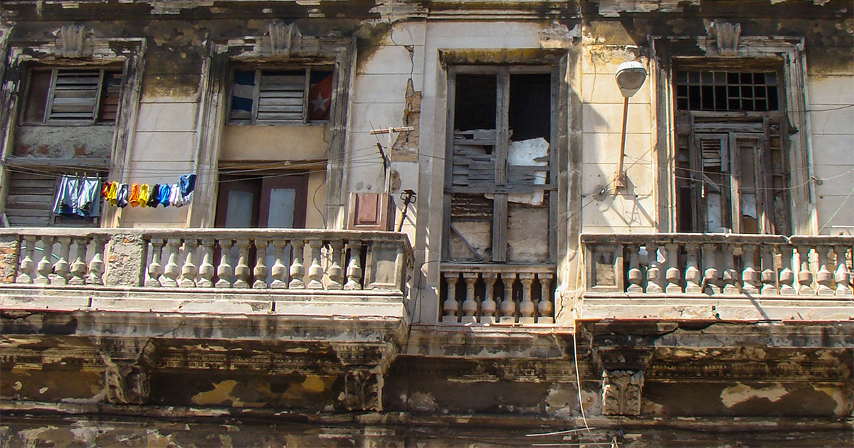 Edificio en mal estado en calle San Lázaro