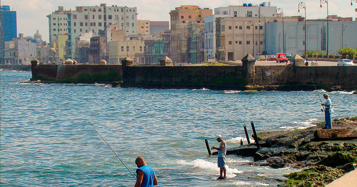 Pescando en el Malecón