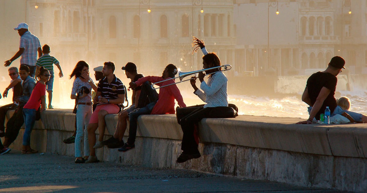 Gente en el Malecón