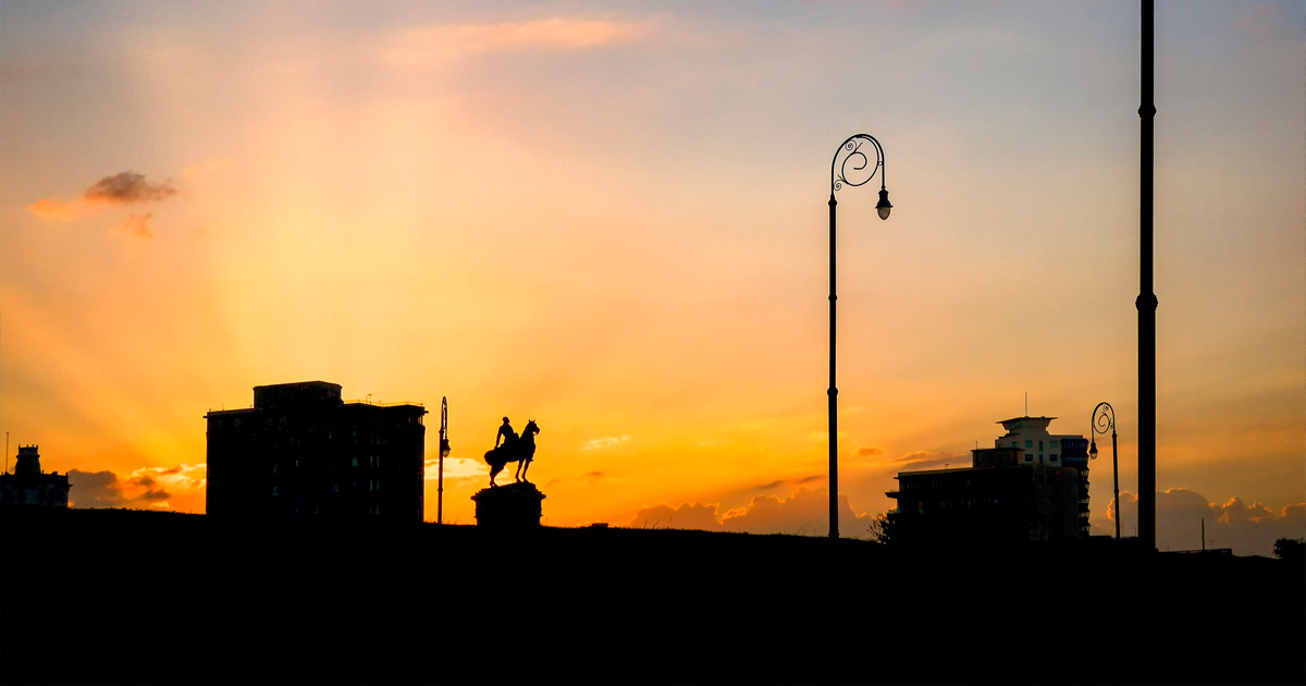 Monumento al anochecer