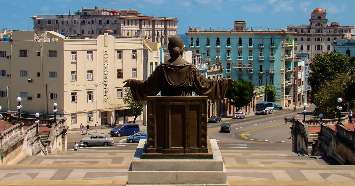 Calle San Lázaro desde la universidad de La Habana