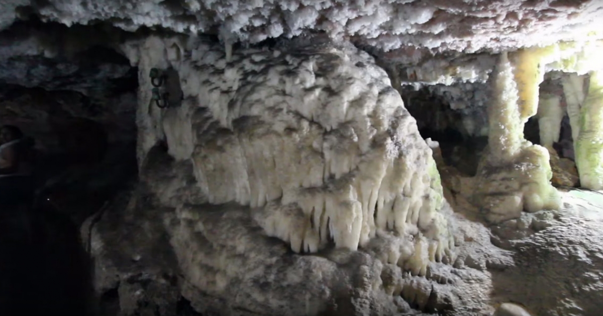 Entre las formaciones abundan las estalactitas, estalagmitas y helicitas, cristales macizos de calcito que se es una peculiaridad única en el mundo encontrada en esta cueva