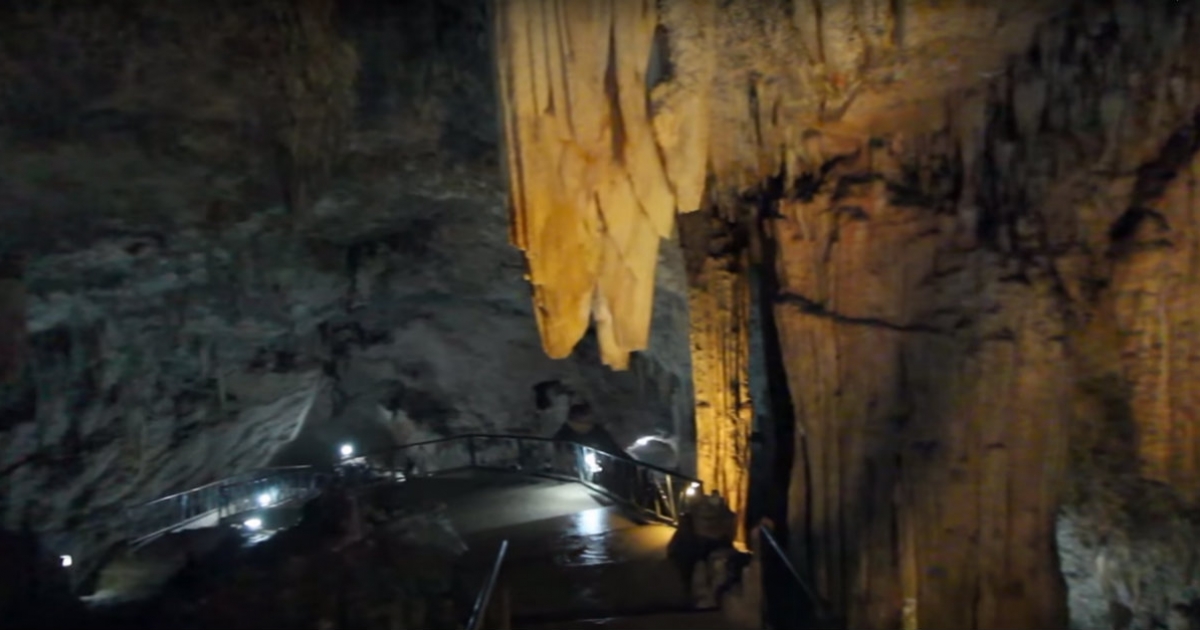 El salón Gótico es la primera cavidad de grandes dimensiones que se encuentra al entrar en la Cueva